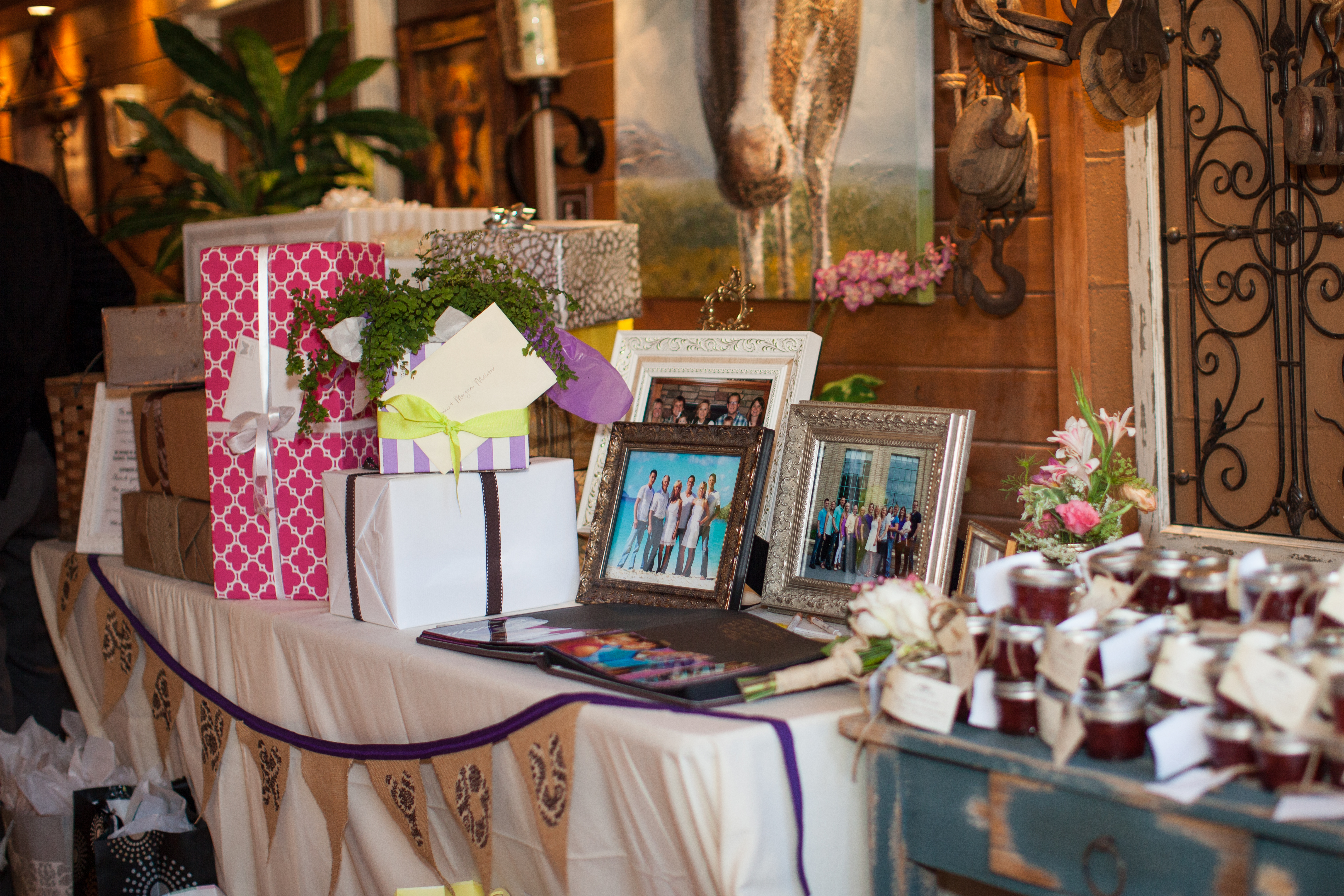 Decorating the gift table for your wedding