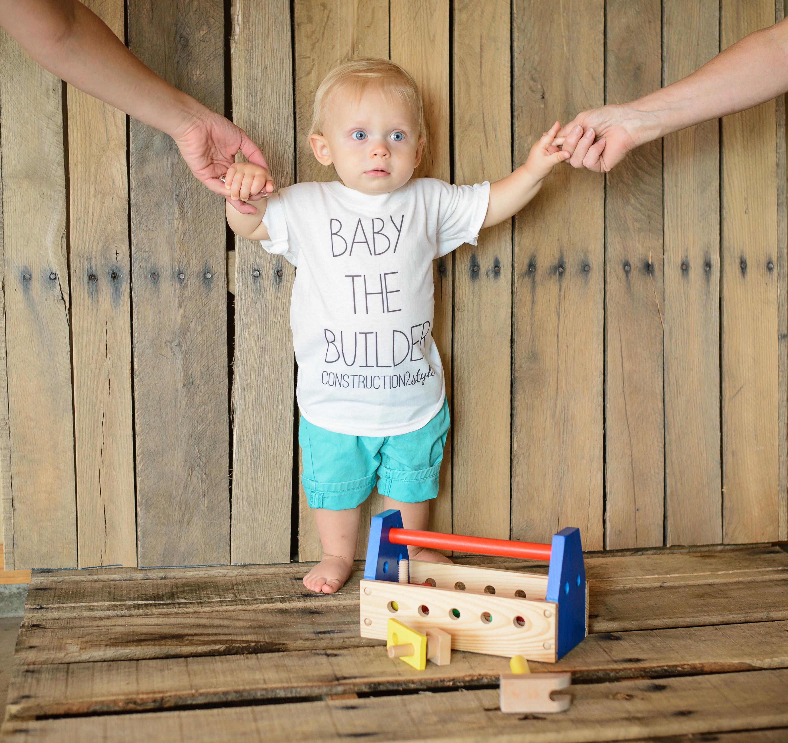 DIY Pallet Back Drop for PhotoshootBaby the Builder | construction2style