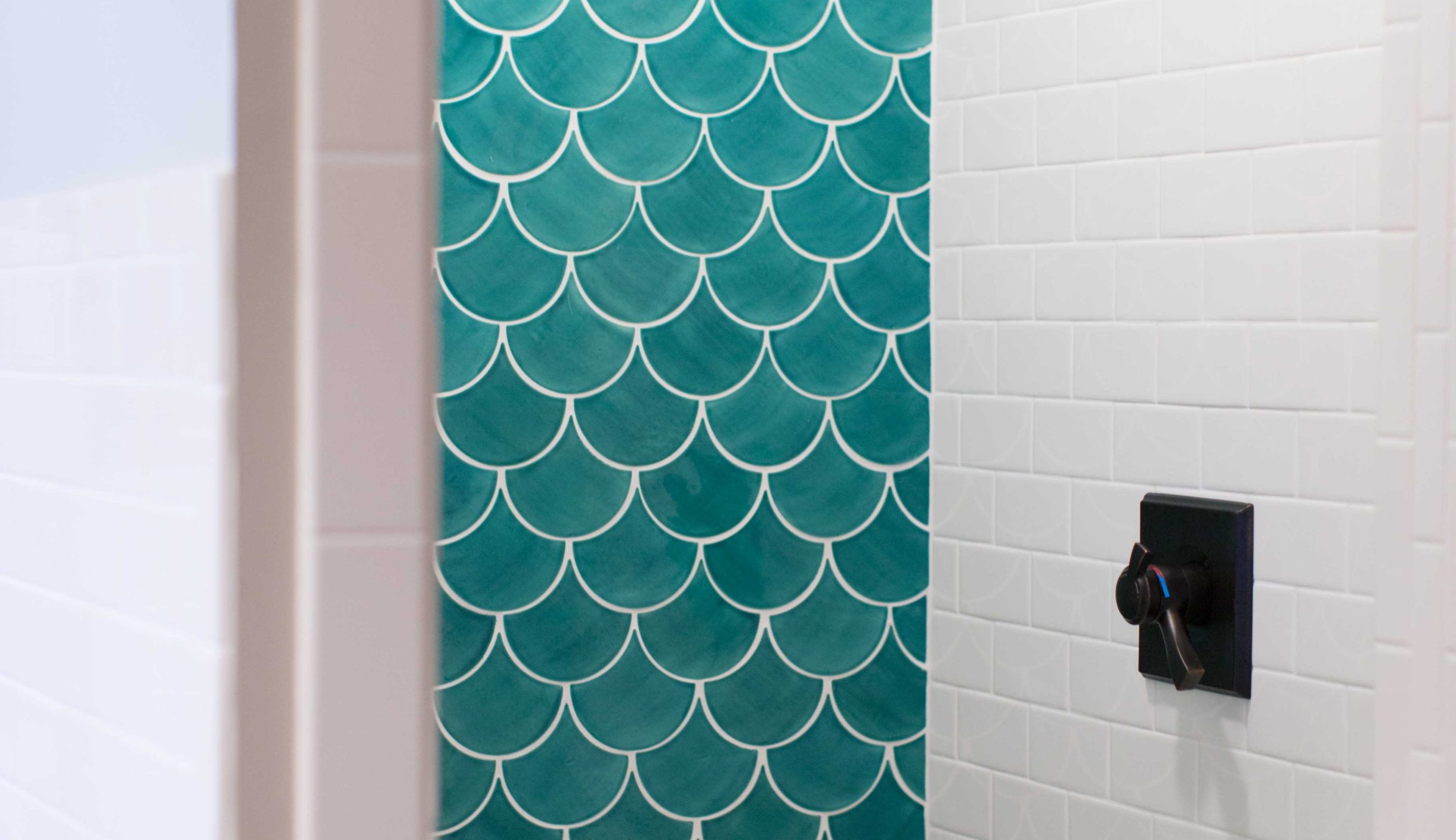 moroccan fish scale in white tile shower