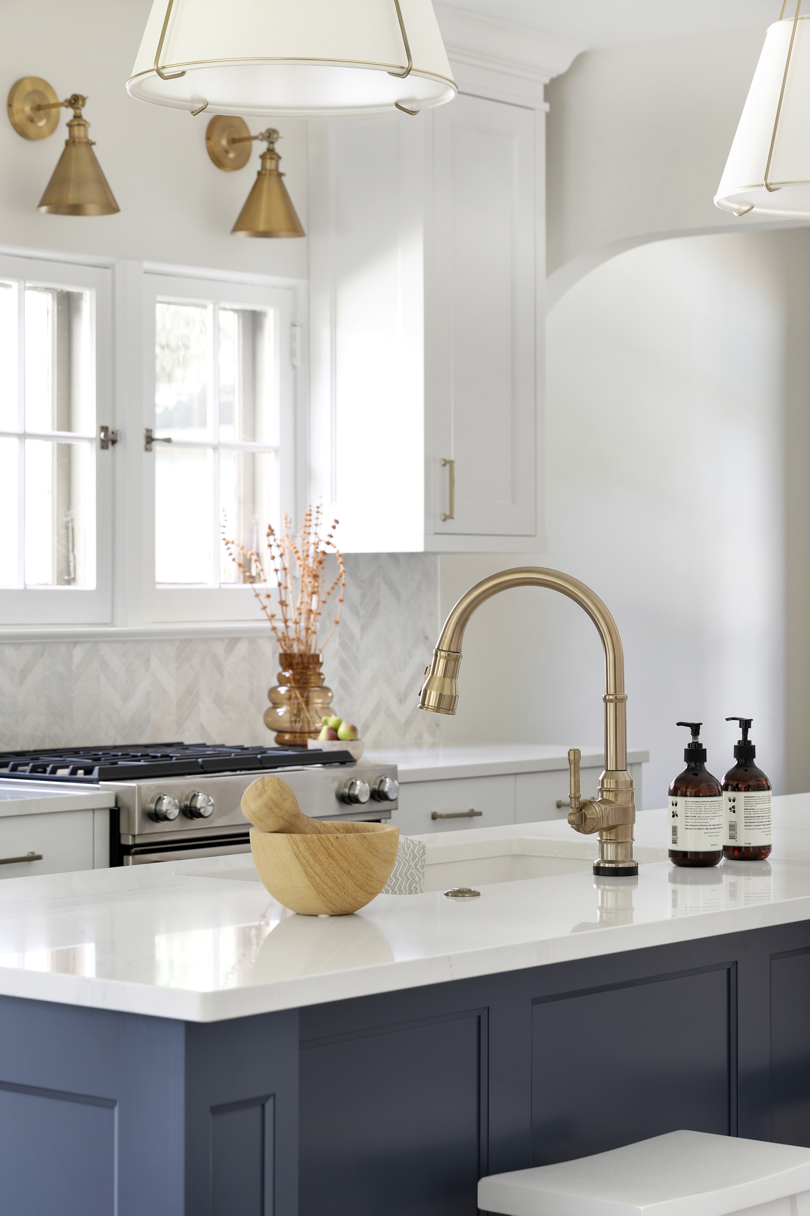 Why We Love The Delta Touch Faucet Construction2style   Upton C2S Kitchen0013 