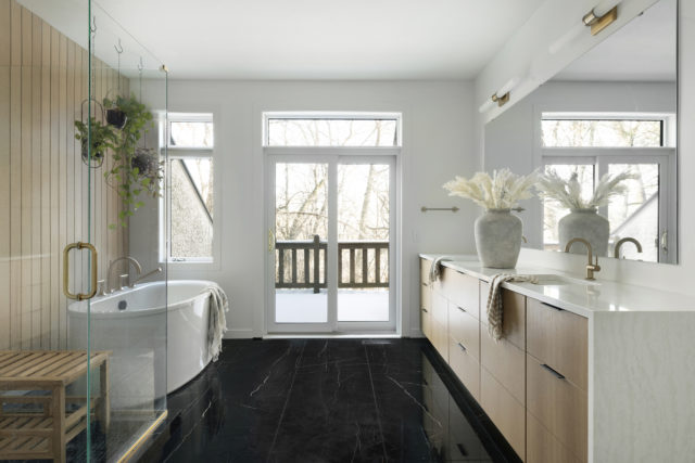 White and black bathroom design | construction2style