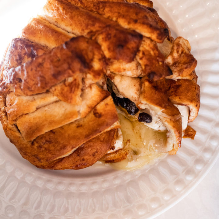 Easy Baked Brie in Puff Pastry