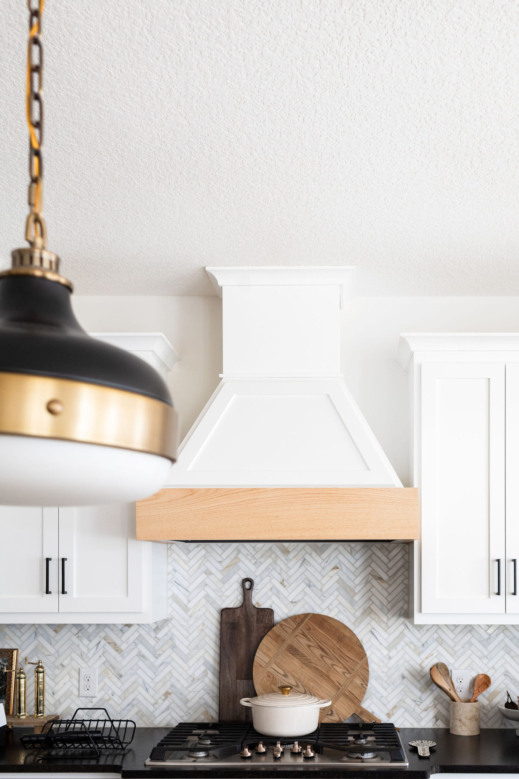 Black and Gold Light Fixtures | Ultimate Guide 3