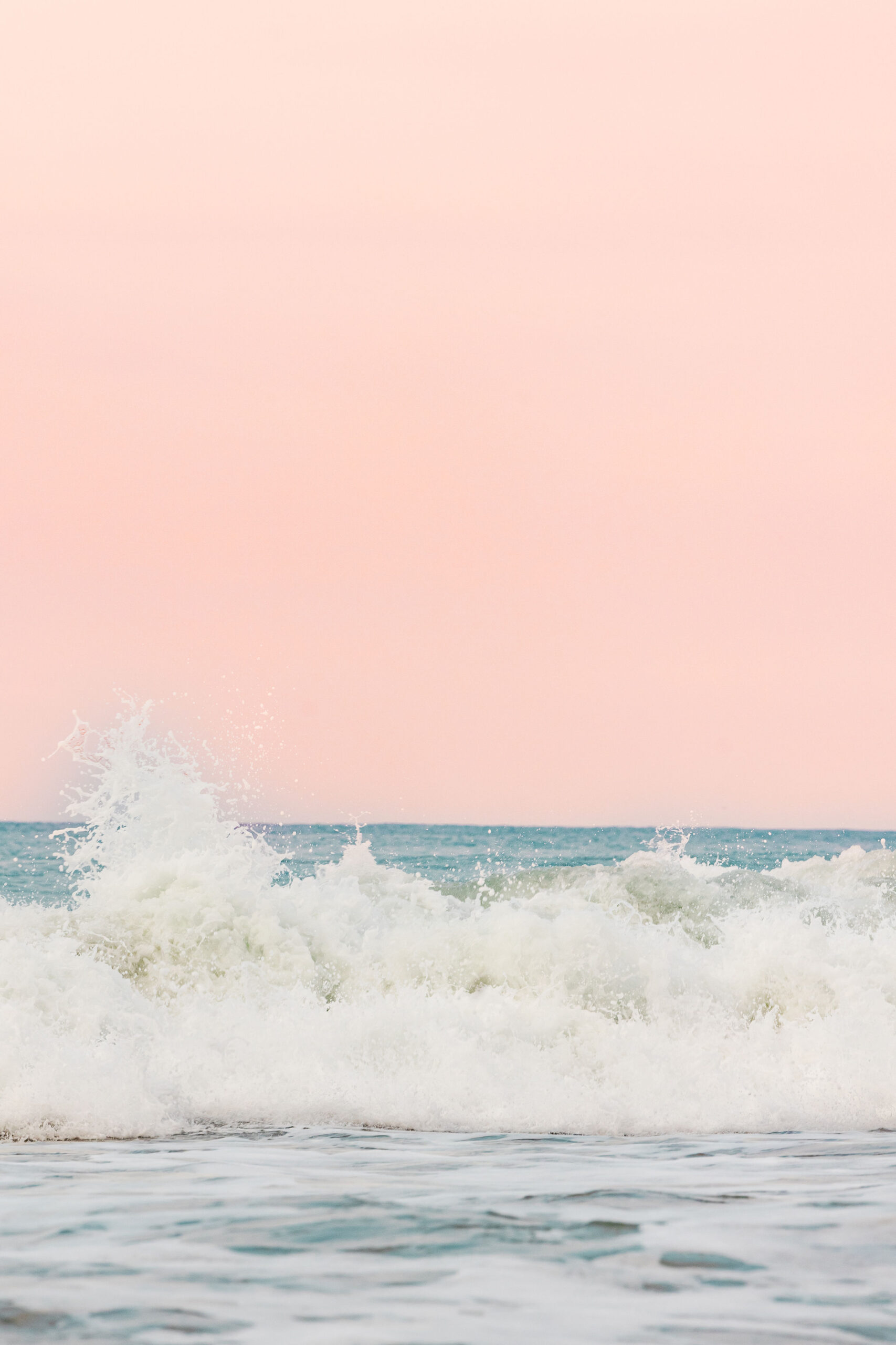 a beautiful picture of the ocean waves in San Diego | beach is one of the things to do in San Diego when you visit