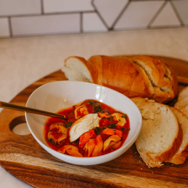 Deliciously Easy Tomato Tortellini Soup: A Comforting Recipe 1