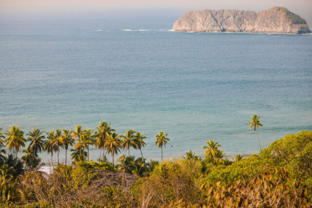 a photo of the ocean in costa rica 